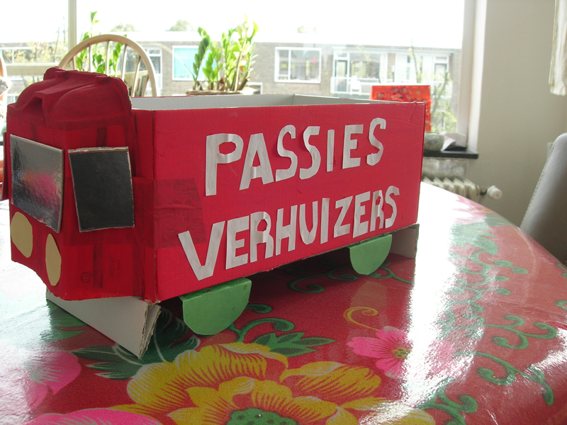 Kleine Passies Moving Truck gemaakt van karton.