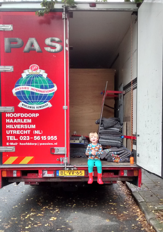 Kind zit in een Passies Moving Truck