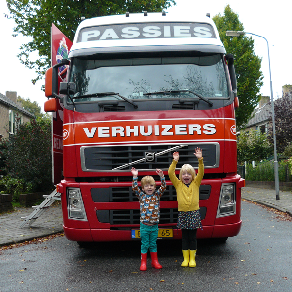 2 kinderen staan voor Passies Vrachtwagen.