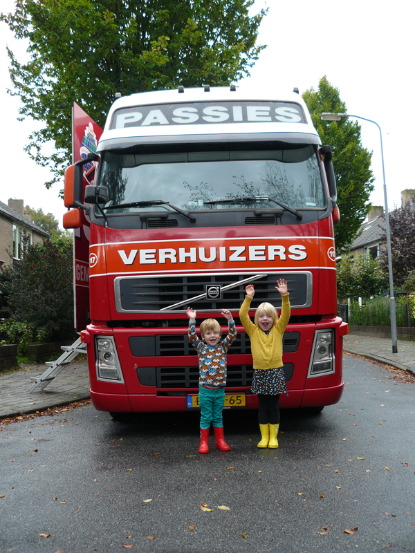 2 Kinderen staan voor Passies Vrachtwagen. 2 kinderen staan voor Passies Vrachtwagen.
