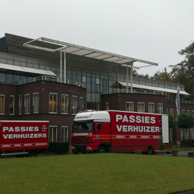 Passies Movers vrachtwagen bezig met een lading bij voormalig Hay Group gebouw