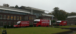 Passies Movers vrachtwagen bezig met een lading bij voormalig Hay Group gebouw.