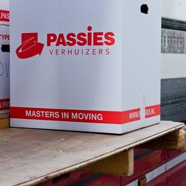 Verhuizen in Haarlem met Passies met behulp van hun witte verhuisdozen.