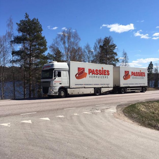 Passies Verhuizers witte vrachtwagens op de weg.