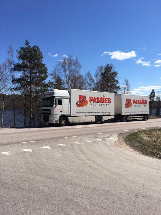 Passies Verhuizers witte vrachtwagens op de weg.